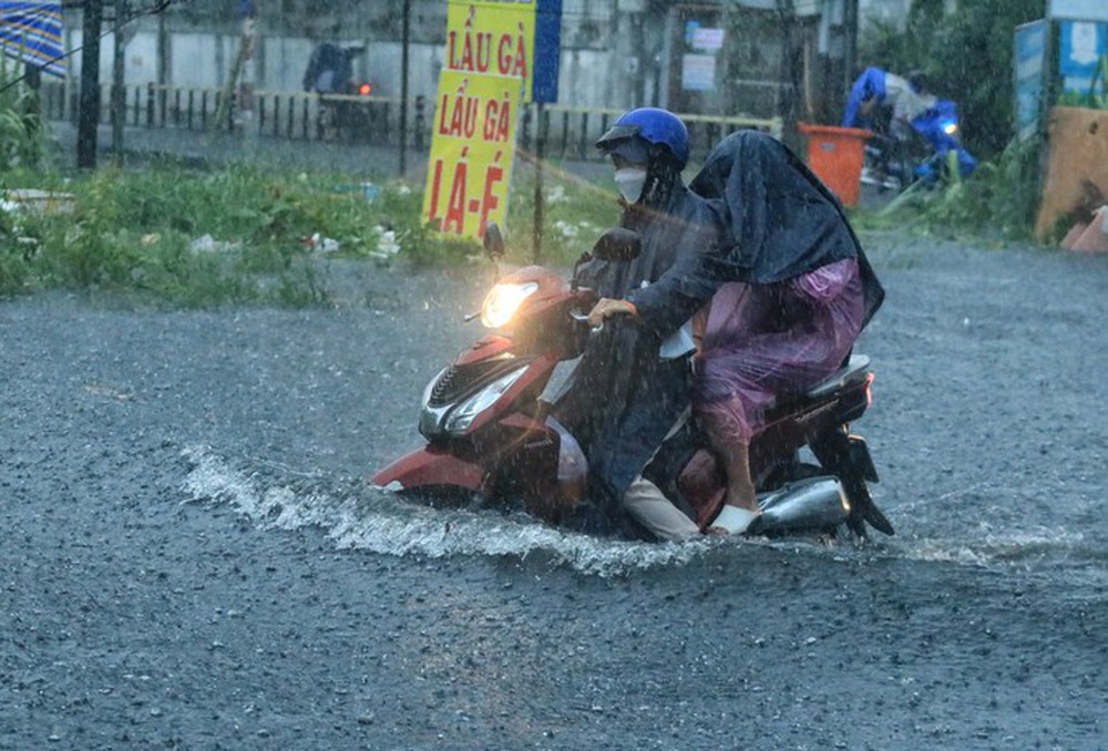 TP HCM mưa mù trời, nhiều nơi xe bơi trong nước - Ảnh 9.