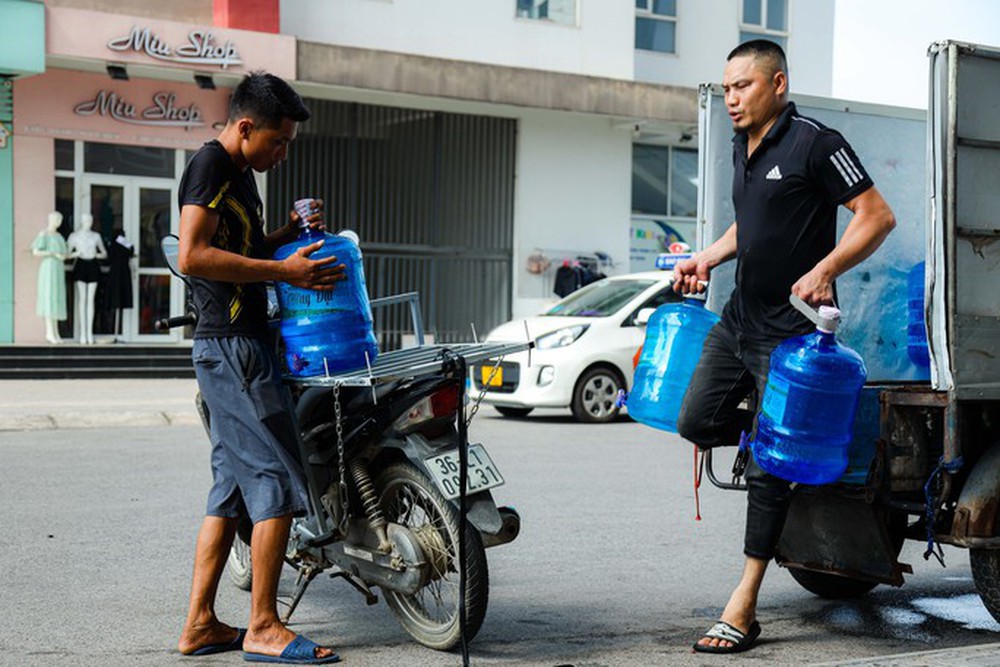 Người dân đi xin từng xô nước dưới cái nóng 40 độ C - Ảnh 11.