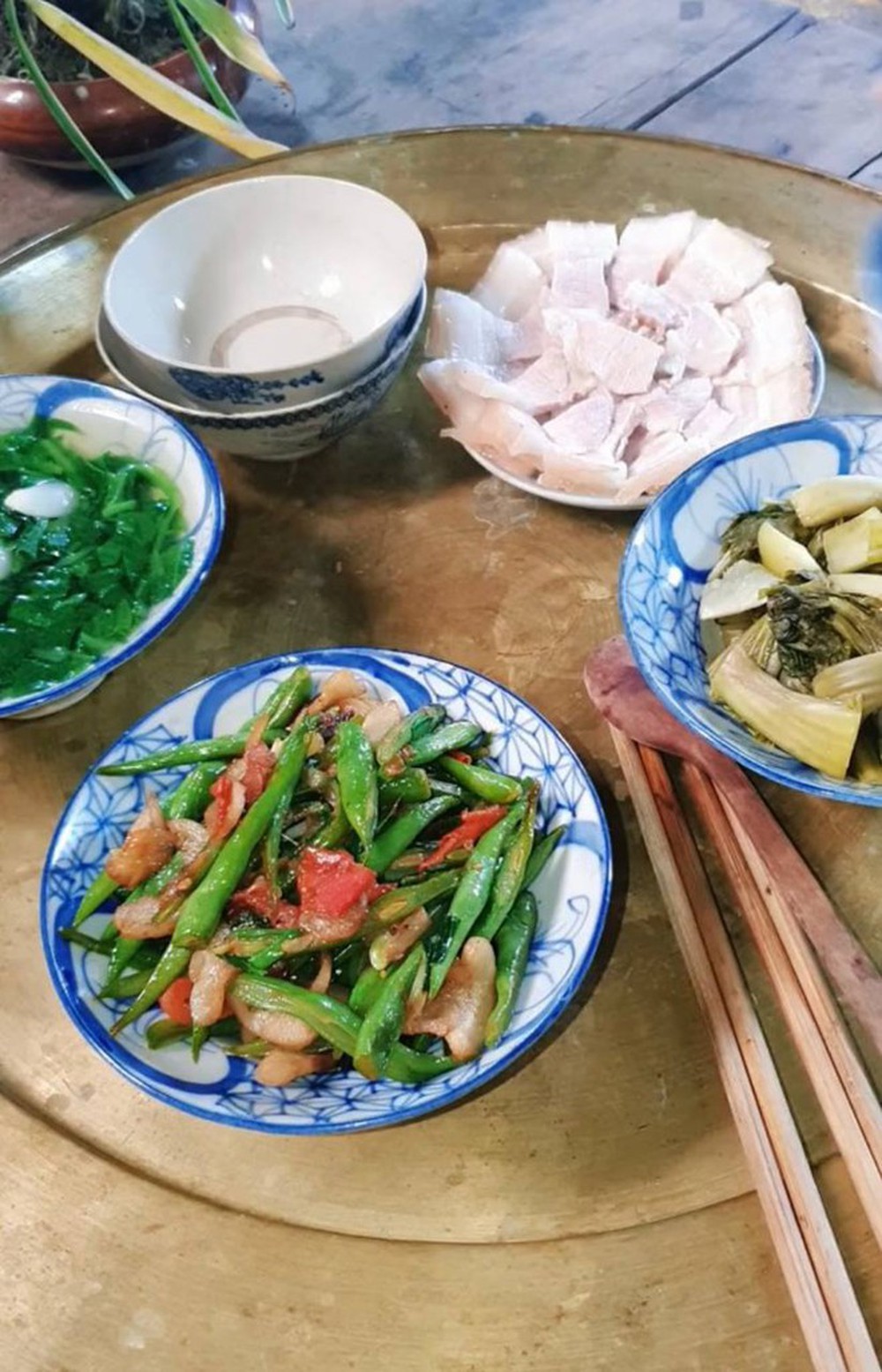 Cơm mùa hè có cà bung, canh cua đun bằng bếp củi: Đạm bạc vẫn mê hoặc giới trẻ