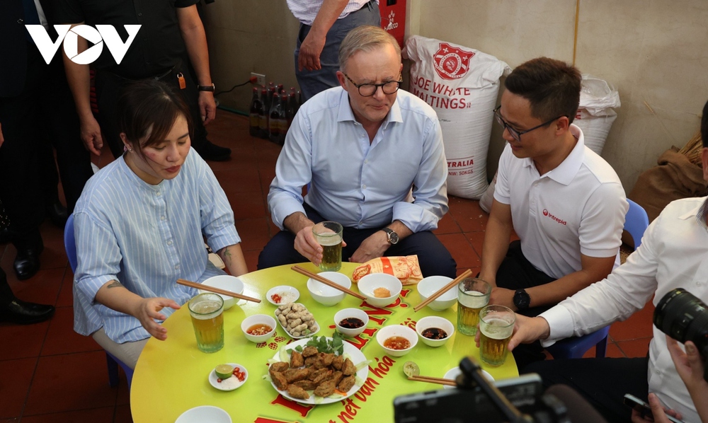 Thủ tướng Australia Anthony Albanese thưởng thức bia hơi giữa ngày hè Hà Nội - Ảnh 8.