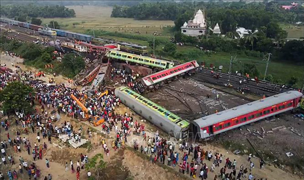 Thủ tướng Ấn Độ thị sát hiện trường vụ tai nạn đường sắt kinh hoàng ở Odisha - Ảnh 1.