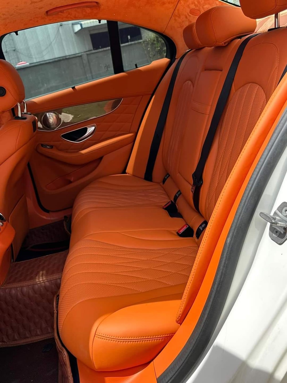 Mercedes C 250 độ kỳ công bán lại chưa đến 900 triệu, dân tình nhận xét: ‘Nhìn nội thất hết muốn lên xe’ - Ảnh 4.
