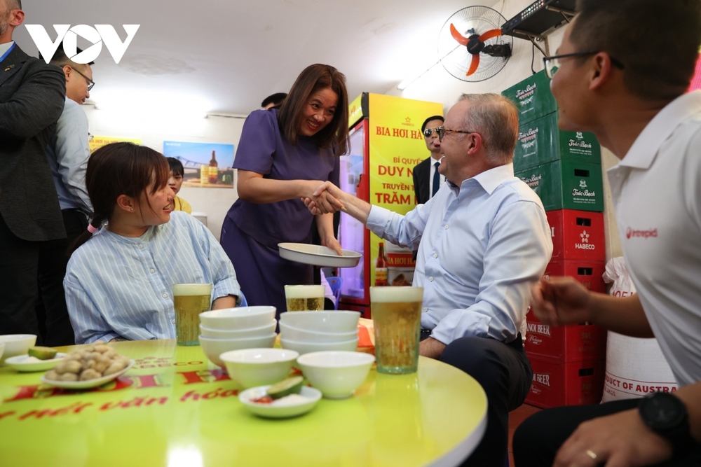 Thủ tướng Australia Anthony Albanese thưởng thức bia hơi giữa ngày hè Hà Nội - Ảnh 5.
