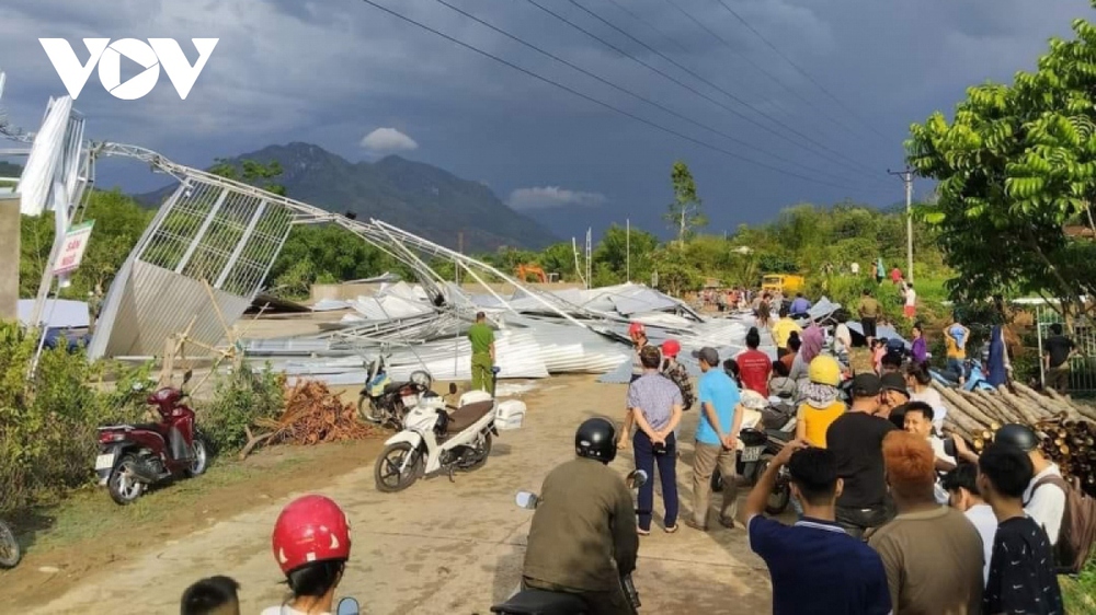 Nhà dân ở Sơn La, Yên Bái bị gió lốc thổi tung mái, 1 người mất tích - Ảnh 1.