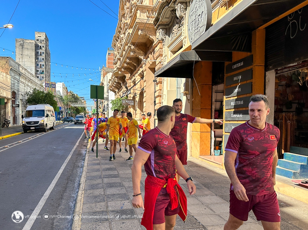 ĐT futsal Việt Nam đã đặt chân tới Paraguay, nỗ lực thích nghi với múi giờ mới - Ảnh 4.