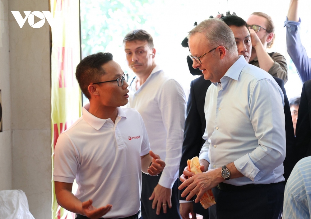 Thủ tướng Australia Anthony Albanese thưởng thức bia hơi giữa ngày hè Hà Nội - Ảnh 1.