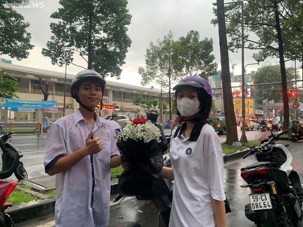 Muôn kiểu ăn mừng của sĩ tử Hà Nội sau cuộc ‘vượt vũ môn’