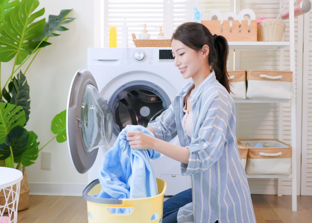 Đừng làm 3 điều sau đây khi dùng máy giặt, thiết bị vừa nhanh hỏng, quần áo giặt không sạch, không thơm - Ảnh 1.