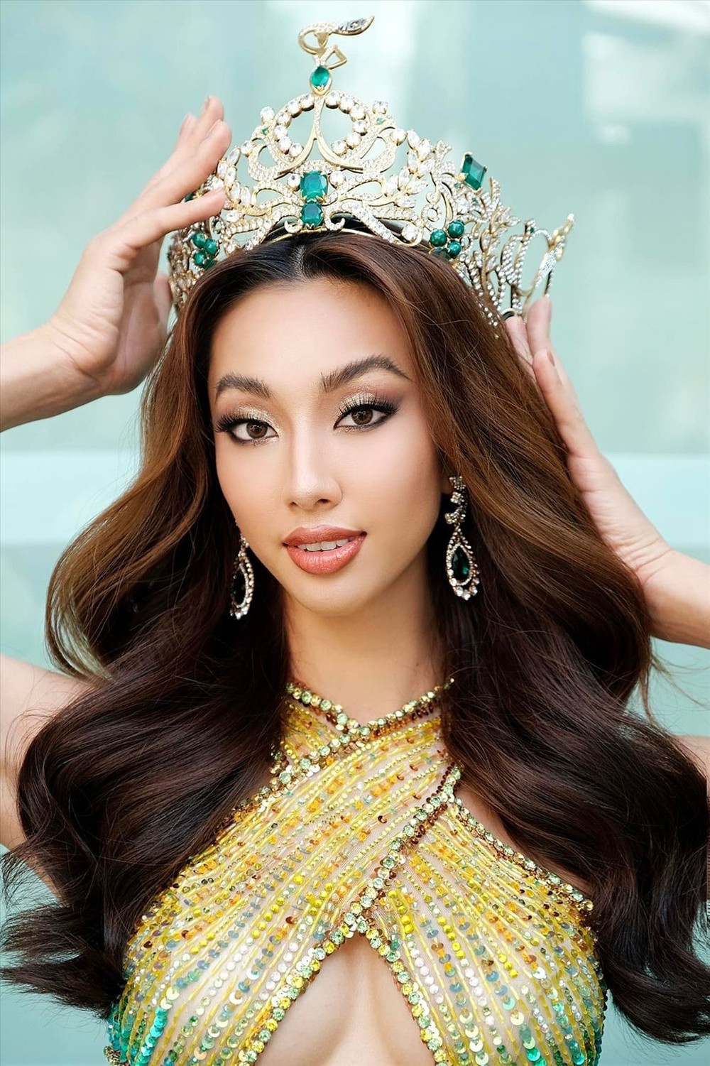 Tranh cãi Thùy Tiên gỡ bỏ danh hiệu Hoa hậu Hòa bình - Ảnh 2.
