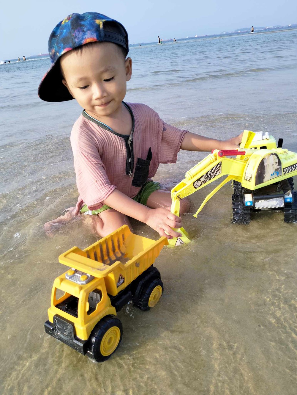Mùa hè của những em bé ở xóm nhỏ ven biển: Bắt ốc, thả diều, chơi đùa cả ngày ở biển không chán