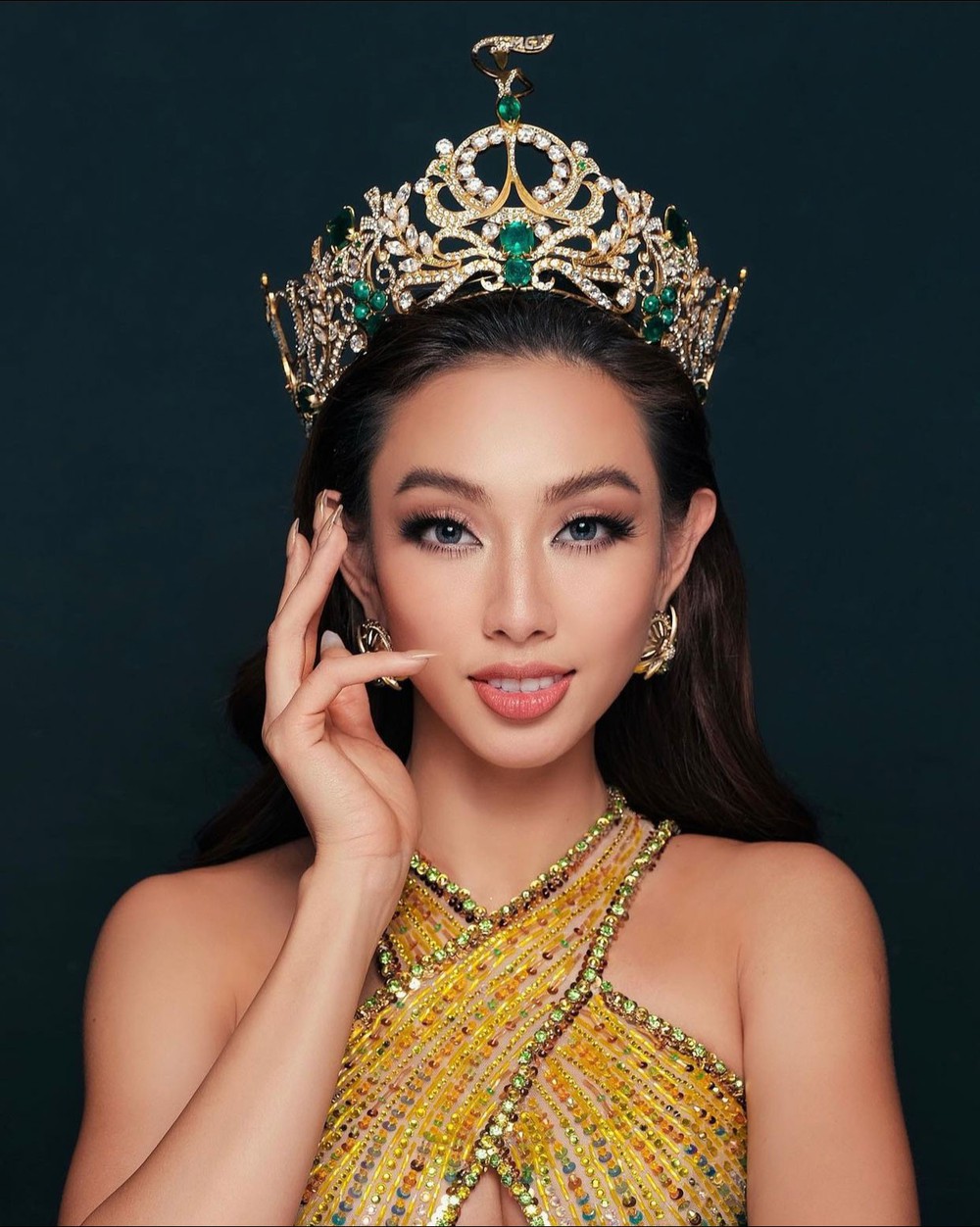 Tranh cãi Thùy Tiên gỡ bỏ danh hiệu Hoa hậu Hòa bình - Ảnh 1.