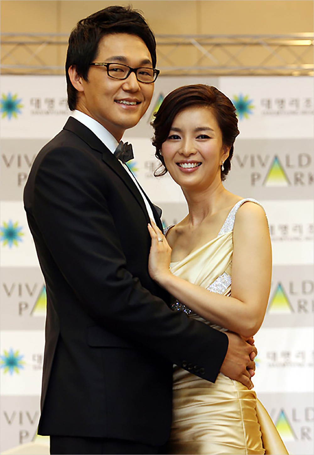 “Ông hoàng Hallyu” Bae Yong Joon tới dự hôn lễ tài tử Hàn bằng trực thăng, biến đám cưới thành cảnh phim về giới tài phiệt - Ảnh 4.