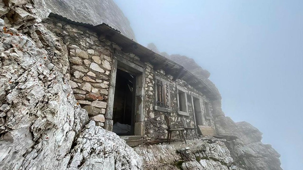 Ngôi nhà cô đơn nhất thế giới nằm lưng chừng giữa vách núi đá - Ảnh 1.