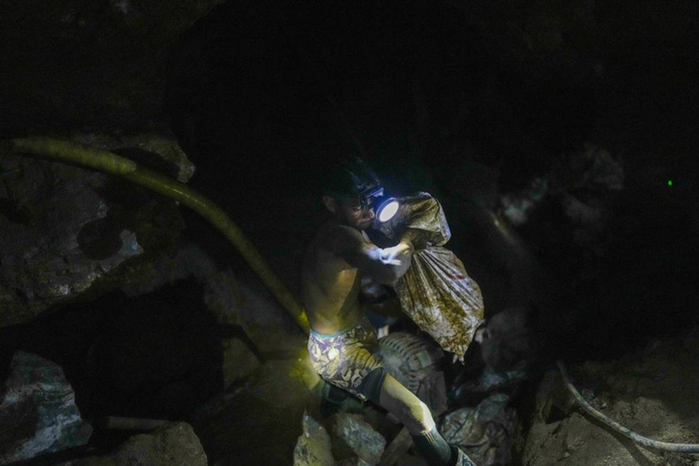 Công việc chui xuống địa ngục ở các mỏ vàng Venezuela - Ảnh 2.