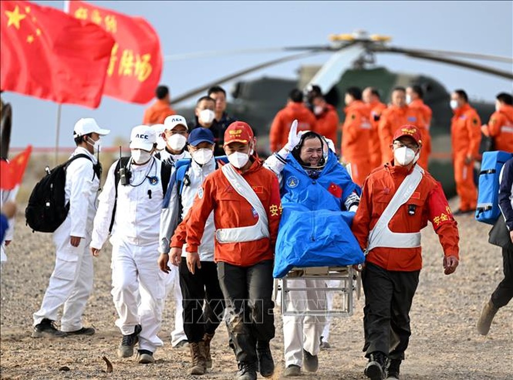 Phi hành đoàn Thần Châu-15 của Trung Quốc đã trở về Trái Đất - Ảnh 3.