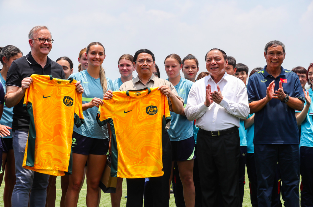 Thủ tướng Phạm Minh Chính và Thủ tướng Úc gặp gỡ các nữ cầu thủ - Ảnh 2.