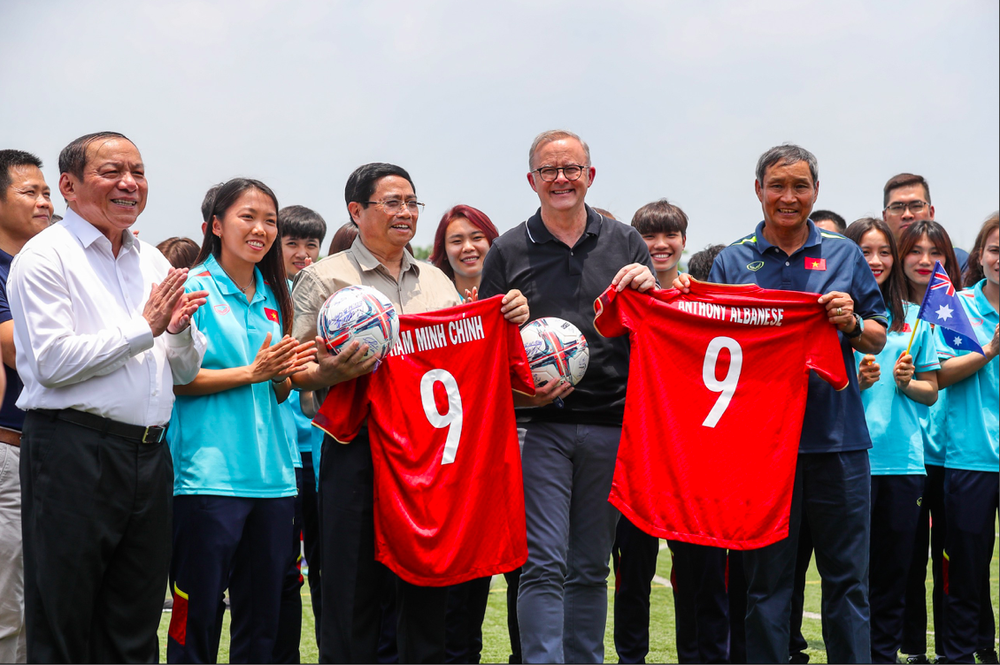 Thủ tướng Phạm Minh Chính và Thủ tướng Úc gặp gỡ các nữ cầu thủ - Ảnh 1.