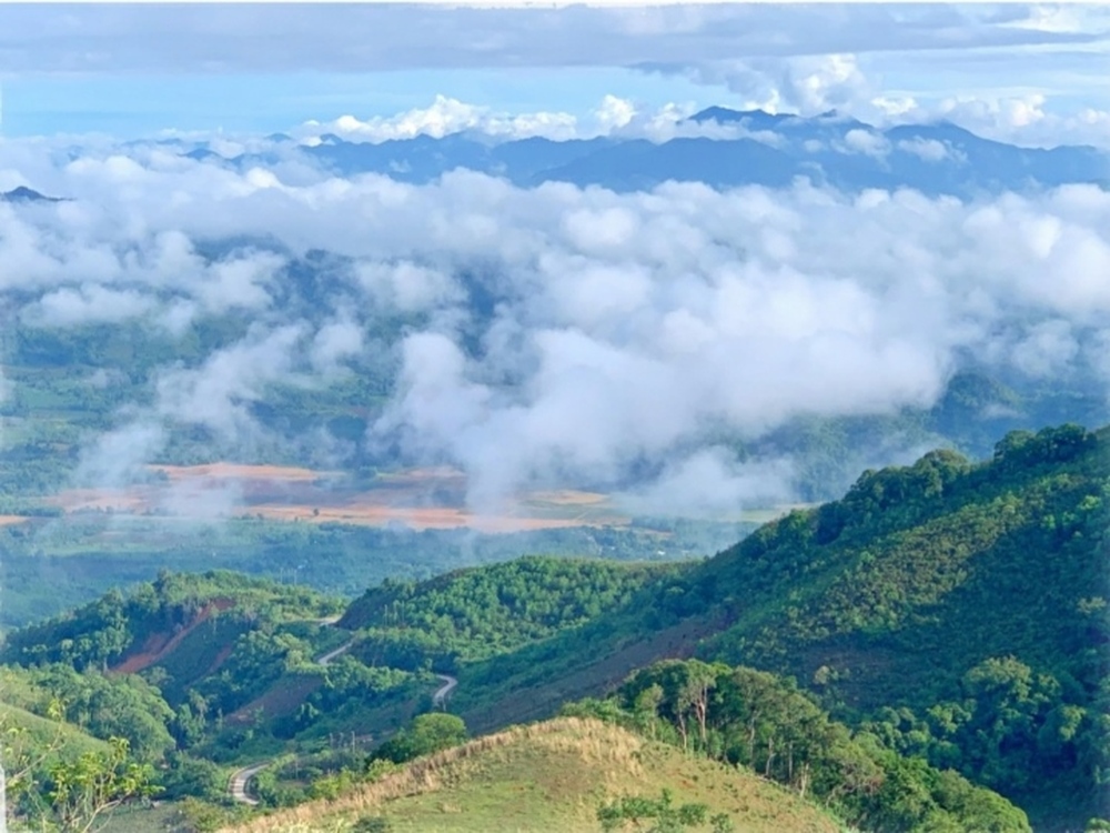 Chiêm ngưỡng cung đèo Sa Mù huyền ảo nổi tiếng bậc nhất ở đất Quảng Trị - Ảnh 1.