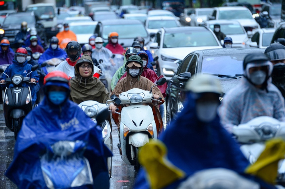 Hà Nội đón mưa vàng giải nhiệt, nhiều nơi nguy cơ ngập úng - Ảnh 3.