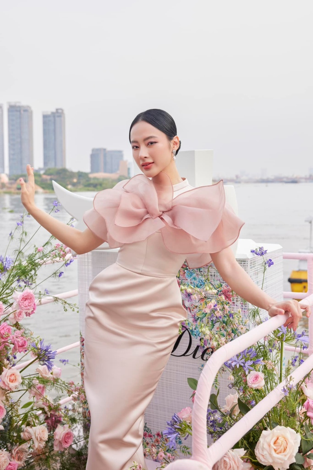 Angela Phương Trinh diện váy yếm khoe bờ vai rắn chắc và cơ tay cuồn cuộn