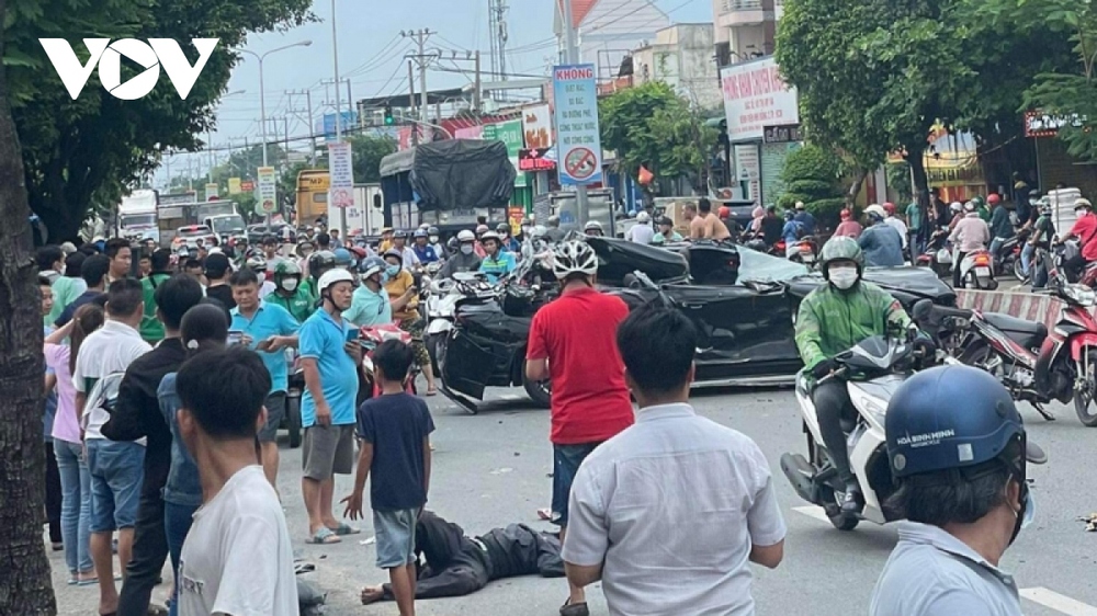 Xe ô tô tông hàng loạt phương tiện ở Bình Dương, nhiều người bị thương