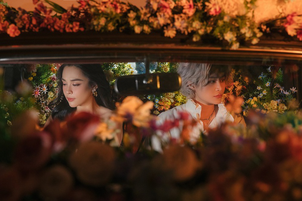 Vicky Nhung bắt trend quay dự án mới trong xe hoa, hoà giọng với Osen Ngọc Mai - Ảnh 1.