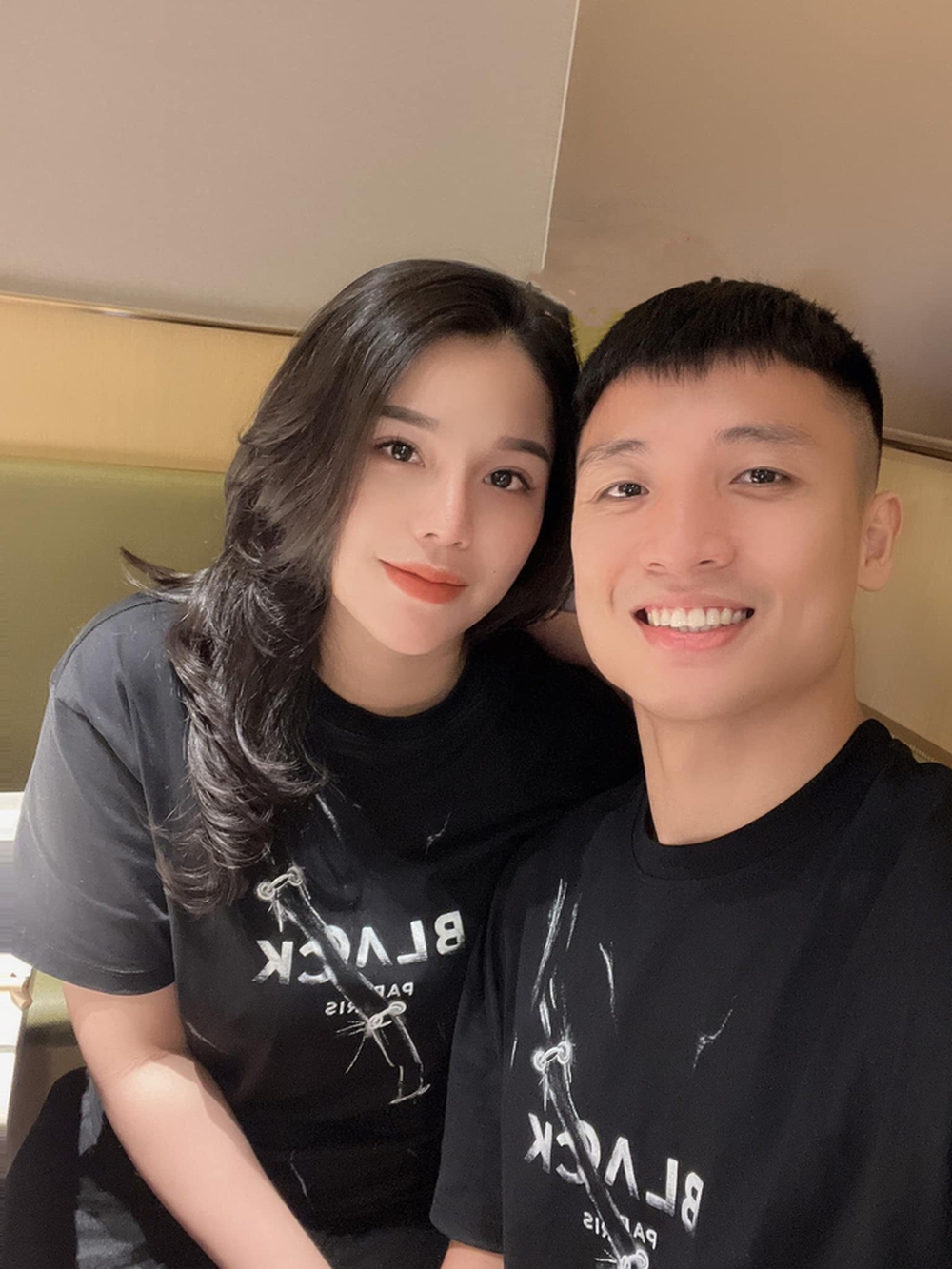 Hôn nhân của trung vệ Bùi Tiến Dũng và Khánh Linh: Tặng vợ từ đồ hiệu đến căn hộ - Ảnh 1. Hôn nhân của trung vệ Bùi Tiến Dũng và Khánh Linh: Tặng vợ từ đồ hiệu đến căn hộ - Ảnh 1.