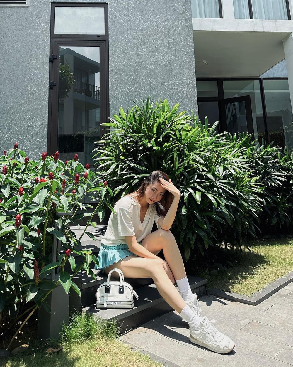 Lương Thùy Linh chỉ thích diện váy ngắn khoe chân 1,22 m - Ảnh 2.
