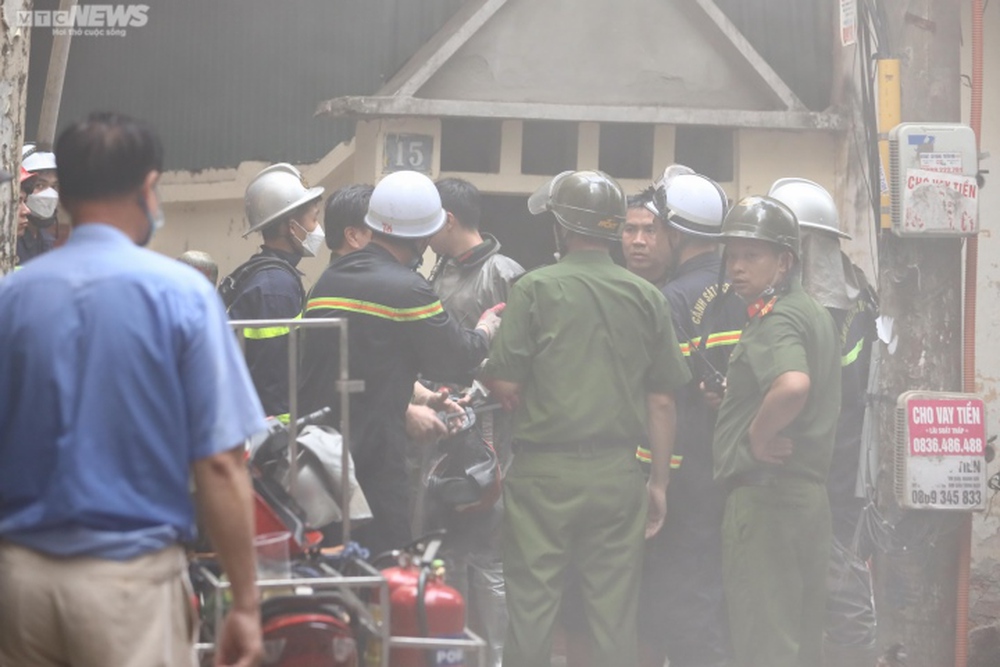 Hà Nội: Căn nhà 2 tầng bốc cháy dữ dội sau tiếng xì lớn từ điều hoà - Ảnh 2.