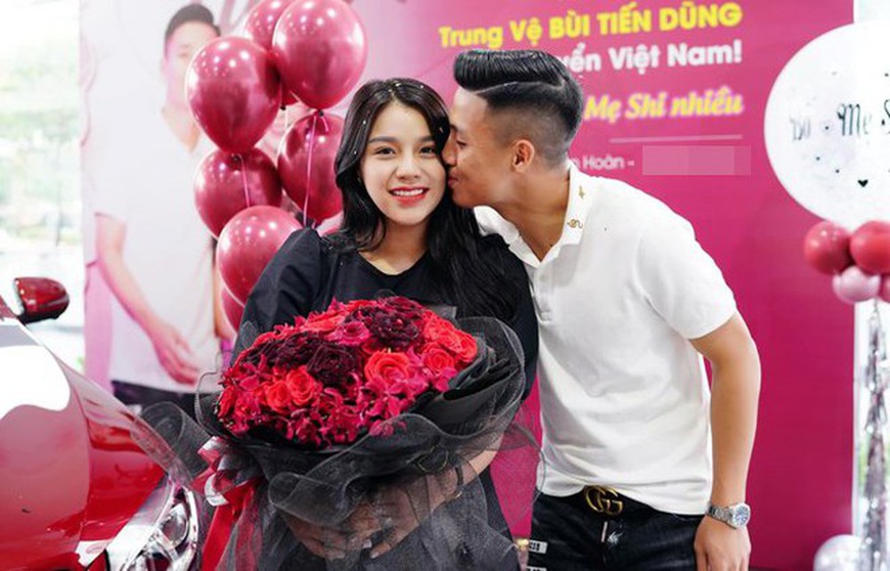 Vợ trung vệ Bùi Tiến Dũng chấm chồng 100 điểm trên sân nhưng 1.000 điểm ngoài đời