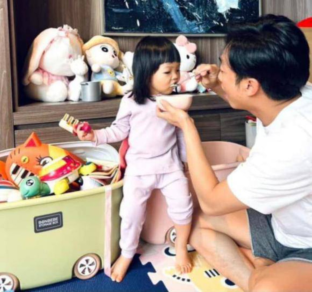 ‘Xả vai’ doanh nhân, Cường Đô La dành thời gian chăm sóc con gái cưng