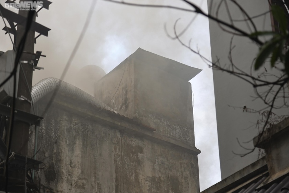 Hà Nội: Căn nhà 2 tầng bốc cháy dữ dội sau tiếng xì lớn từ điều hoà - Ảnh 3.