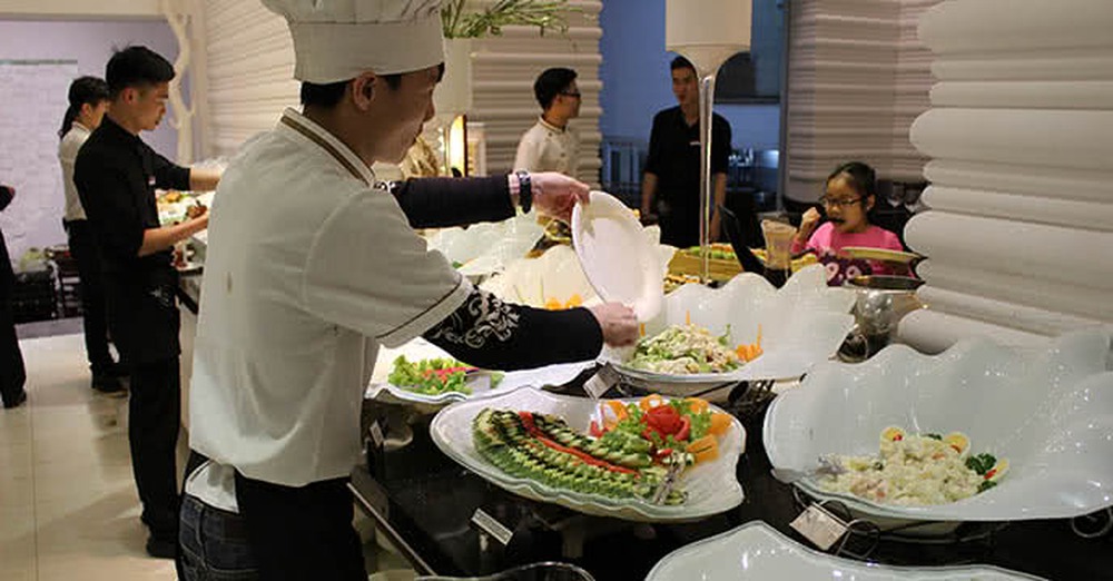 Để khách hàng ăn không giới hạn nhưng buffet vẫn được coi là loại hình kinh doanh “siêu lợi nhuận”: Thực tế khách ăn càng nhiều, nhà hàng càng lãi - Ảnh 3.