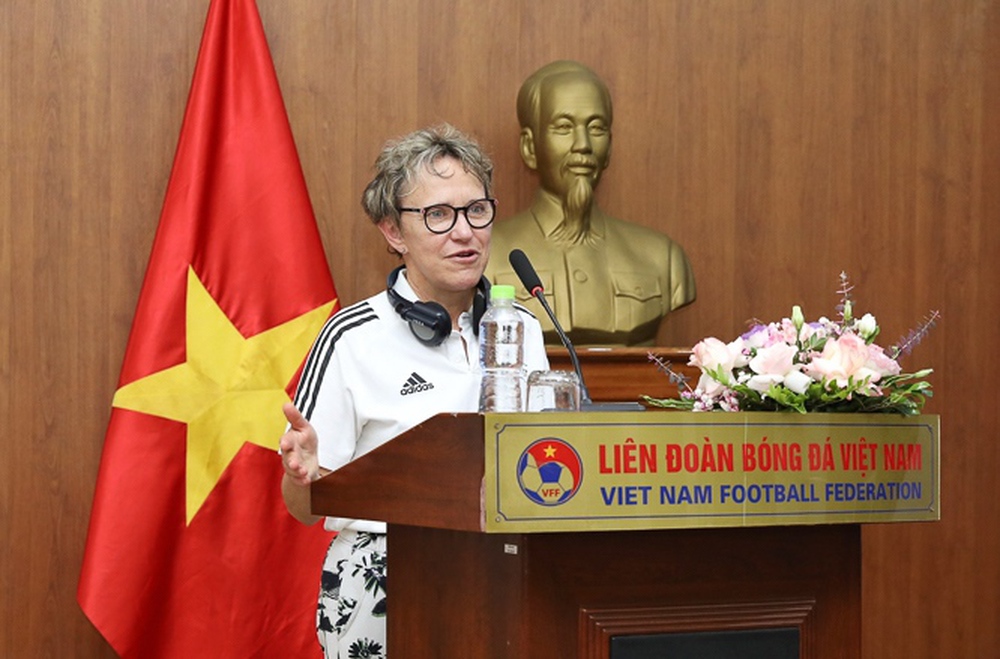 UEFA hỗ trợ VFF, VPF phát triển V-League - Ảnh 1.