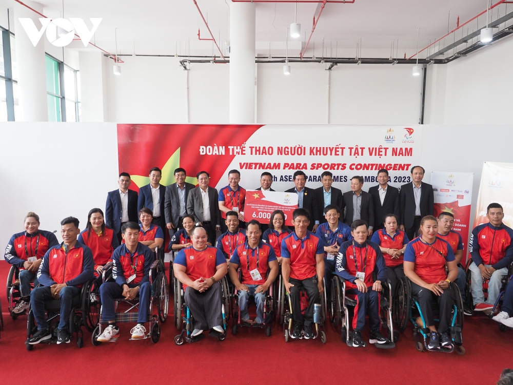 Đại sứ Việt Nam tại Campuchia thăm Đoàn thể thao Việt Nam dự ASEAN Para Games 12 - Ảnh 2.