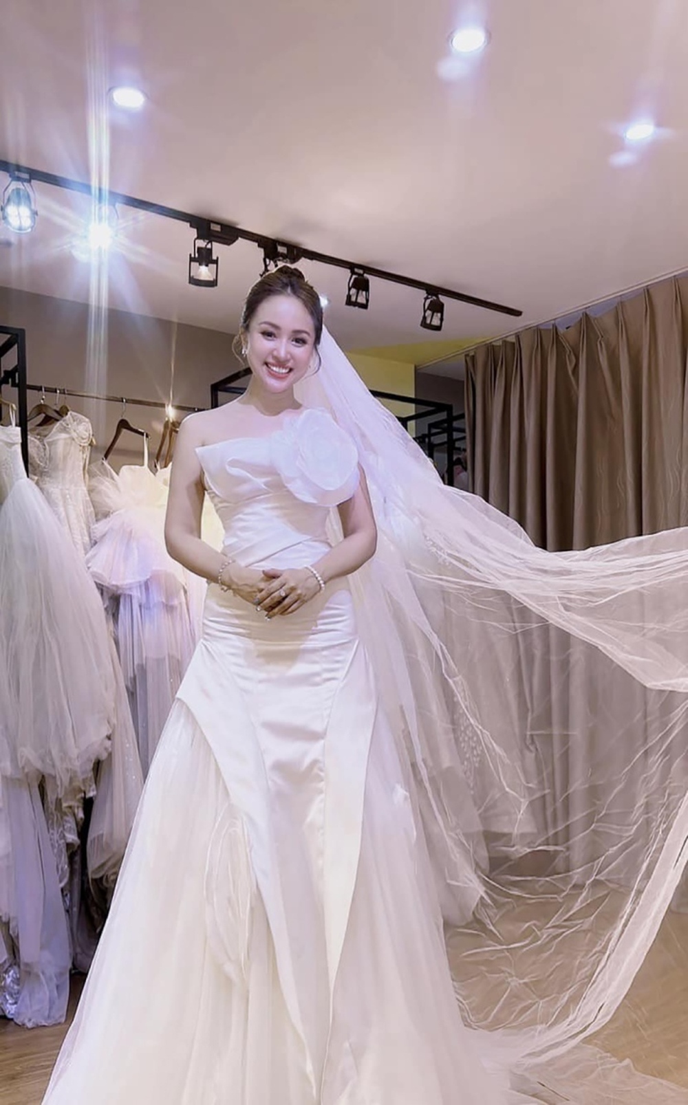 Sao Việt 9/6: Vân Hugo đi thử váy cưới, Vân Dung trẻ đẹp ở tuổi 47 - Ảnh 1.