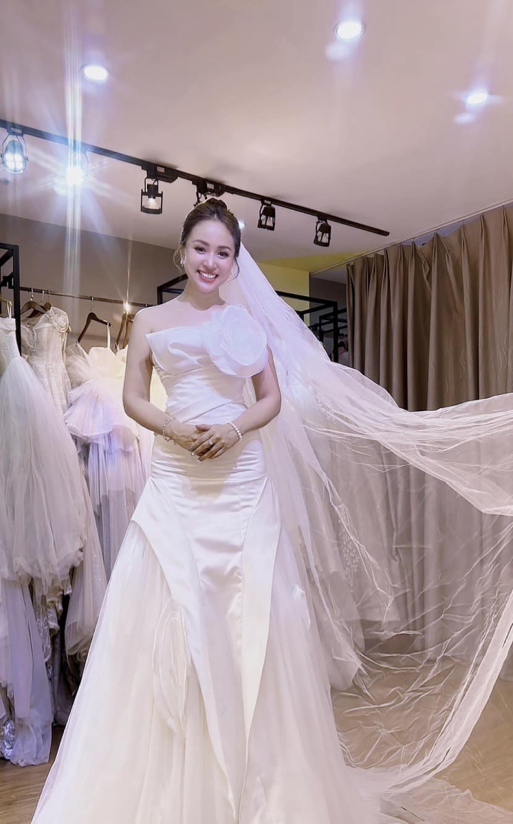 Sao Việt 9/6: Vân Hugo đi thử váy cưới, Vân Dung trẻ đẹp ở tuổi 47 - Ảnh 1.