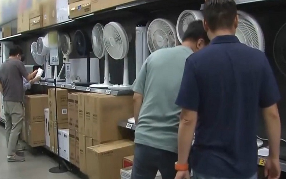 Đối phó giá điện tăng cao, người dân Hàn Quốc đổ xô mua thiết bị tiết kiệm điện - Ảnh 1.