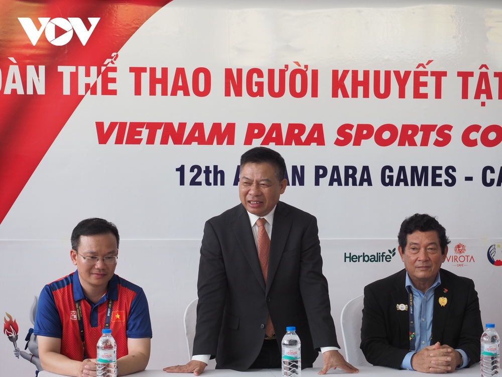 Đại sứ Việt Nam tại Campuchia thăm Đoàn thể thao Việt Nam dự ASEAN Para Games 12 - Ảnh 1.