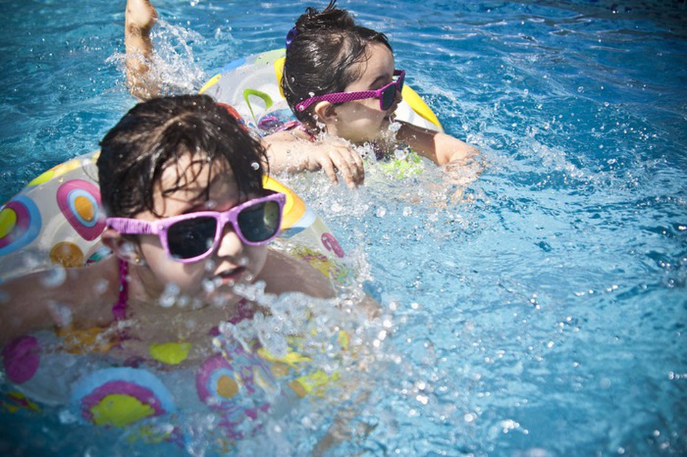 Cẩn trọng với tình trạng đuối nước khô khi cho trẻ đi bơi ngày hè - Ảnh 1.
