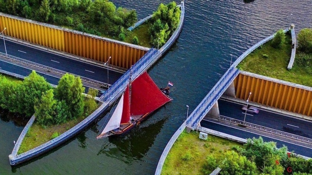 Cây cầu nước nơi tàu thuyền và ô tô giao nhau như ảo ảnh quang học - Ảnh 3.