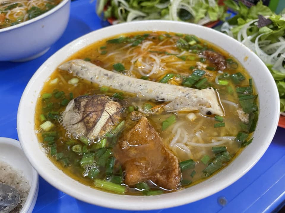 Nhiều người chỉ điểm hàng loạt các quán “ruột” không được Michelin năm nay gọi tên, thế mới thấy trải nghiệm ẩm thực Việt là “vô bờ bến” - Ảnh 8.