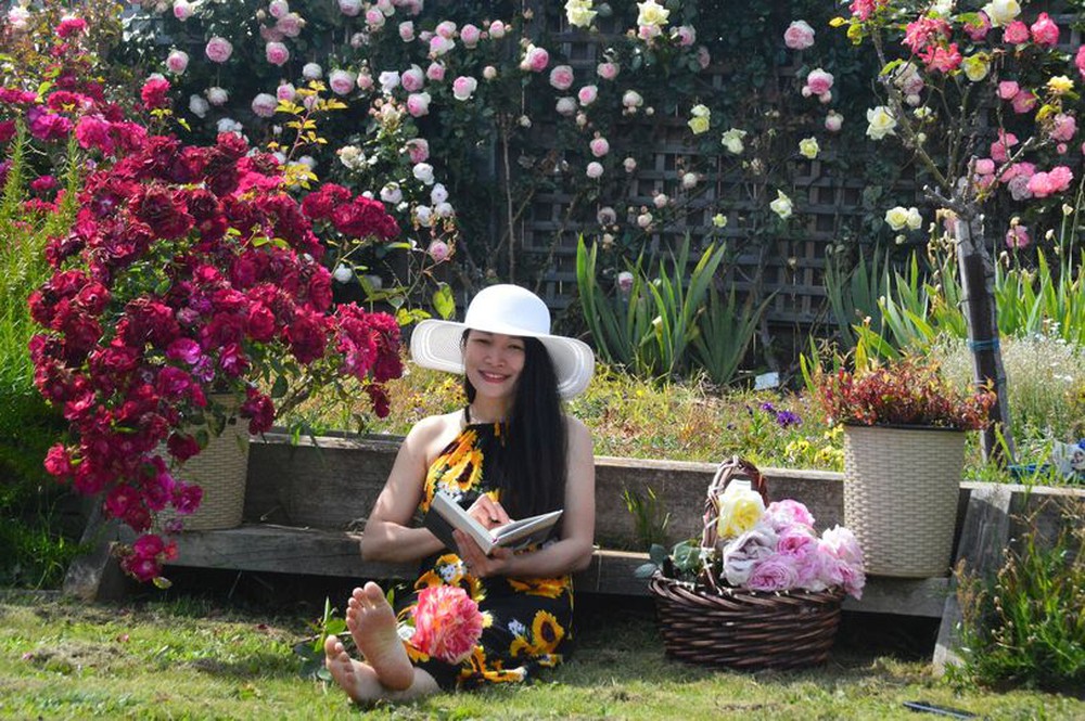 Chủ vườn hoa 700m2 ở Úc: Chăm sóc hôn nhân như nâng niu những luống hoa - Ảnh 2.