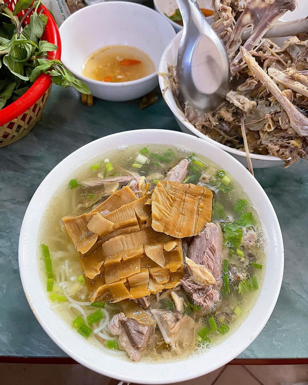 Nhiều người chỉ điểm hàng loạt các quán “ruột” không được Michelin năm nay gọi tên, thế mới thấy trải nghiệm ẩm thực Việt là “vô bờ bến” - Ảnh 7.