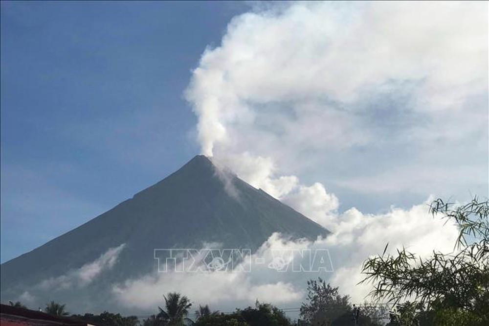 Philippines sơ tán hàng nghìn người đề phòng núi lửa Mayon phun trào - Ảnh 1.