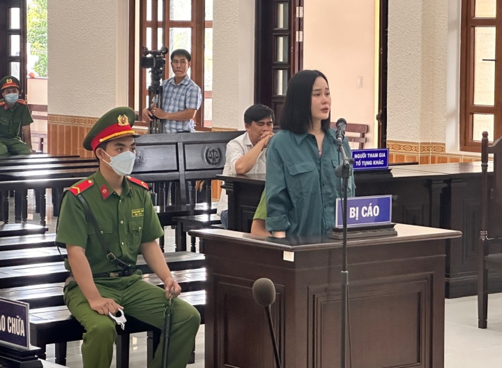 Hotgirl Tina Dương bật khóc nức nở khi tòa tuyên án 11 năm tù giam - Ảnh 1.