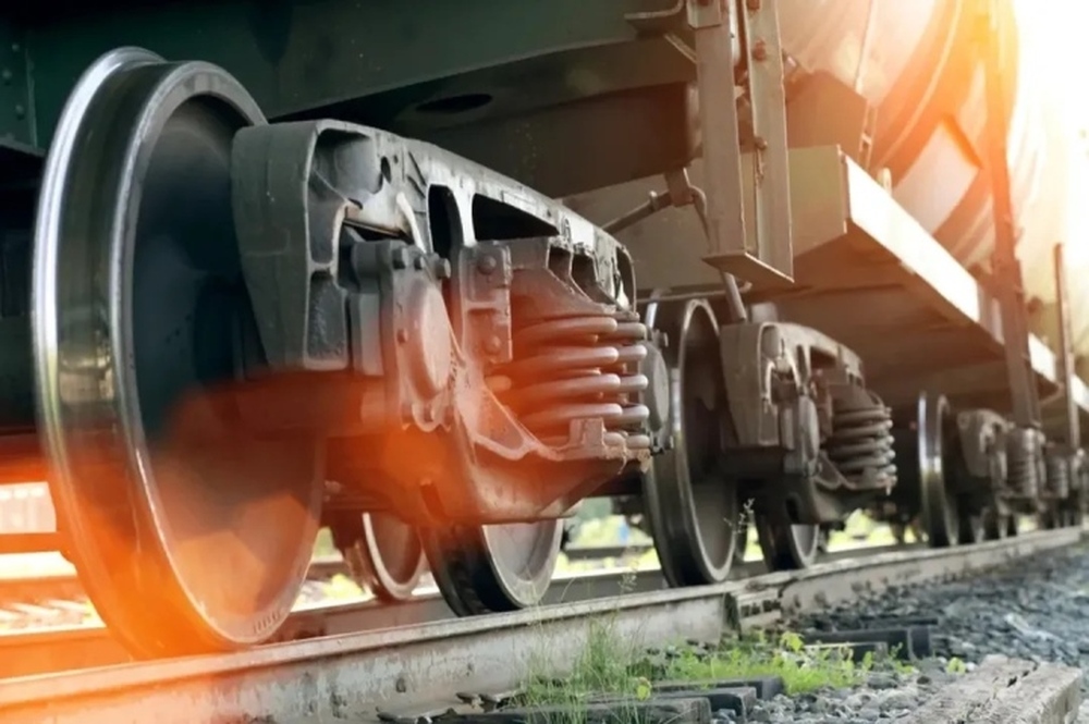 Tại sao bánh xe lửa bằng kim loại còn bánh xe khác bằng cao su? - Ảnh 1.
