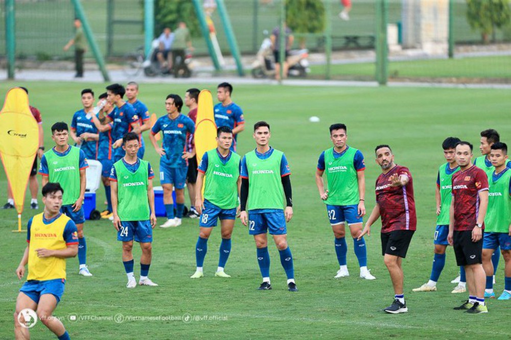 CLB TP Hồ Chí Minh mua lại trung vệ Brazil, đua trụ hạng V-League - Ảnh 2.