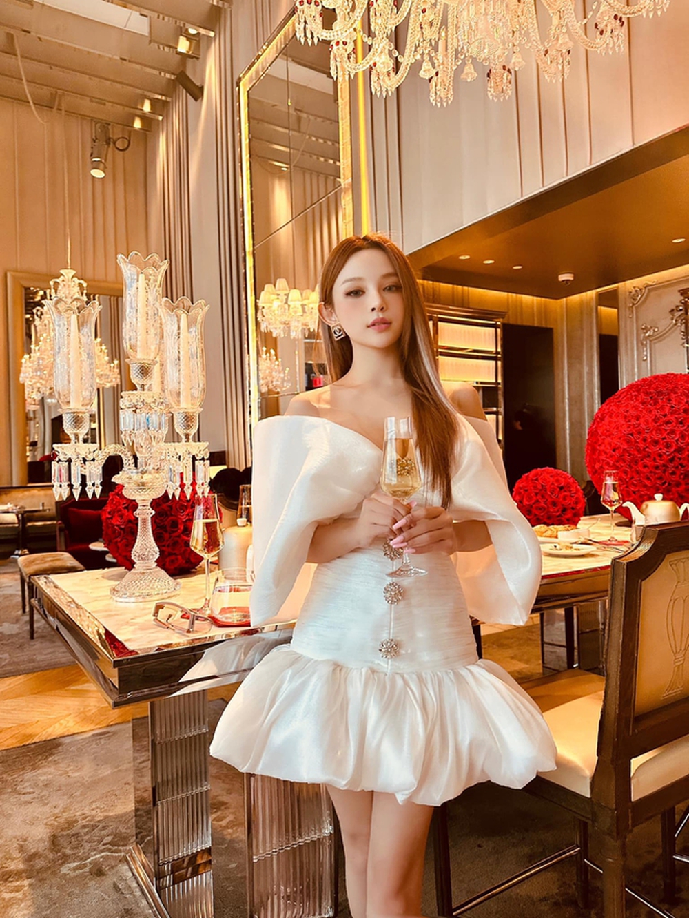 Huyền Baby tạo dáng giống Jisoo ở Mỹ
