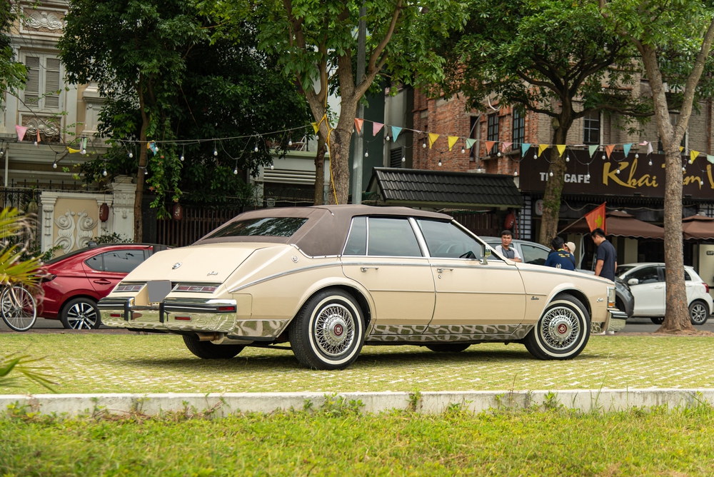 Lái thử Cadillac gần 40 tuổi: Máy gào to, vô-lăng siêu nhẹ, điều hoà mát hơn City - Ảnh 2.